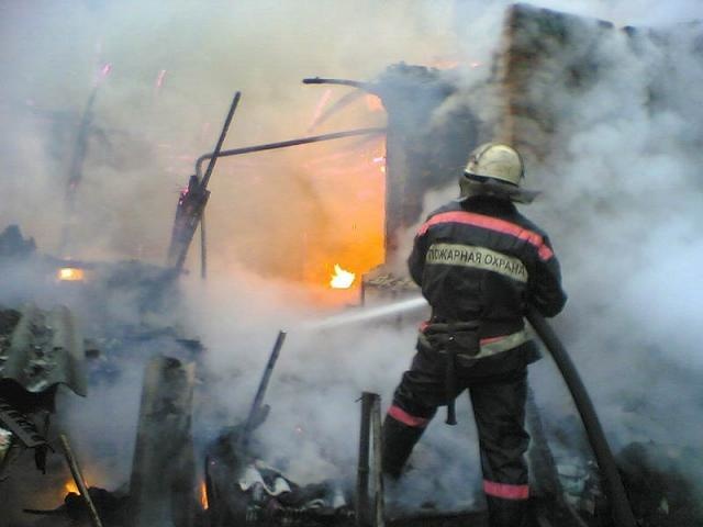 Ночью в Пинеге сгорели хозпостройки и жилой дом